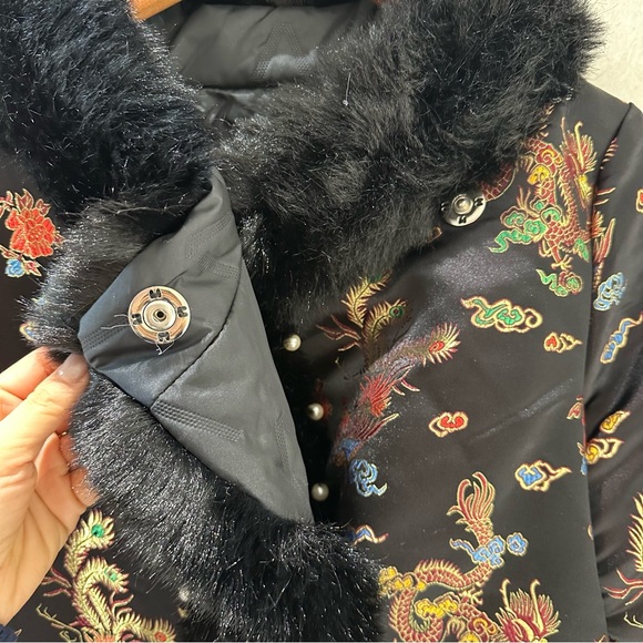 *SOLD* Vintage Oriental Satin Jacquard Cape Jacket w/ Pearl Beaded Faux Fur Trim - Picture 12 of 12